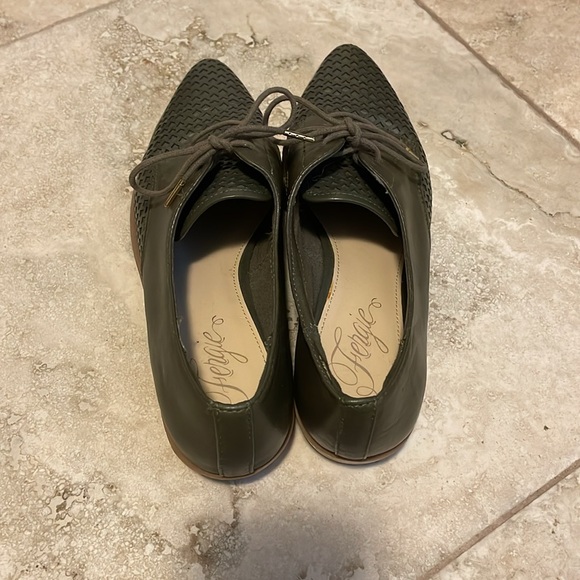 Fergie Green oxfords with gold detailing - Picture 2 of 7